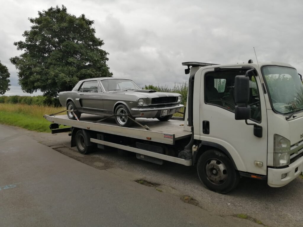 Side view of a recovery truck with loading platform